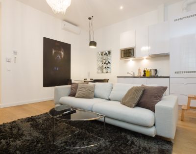 Stylish City Escape – 1BR with High Ceilings &  & Prime Location