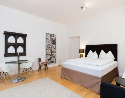 Charming First-Floor Studio with Natural Light & Cozy Vibes